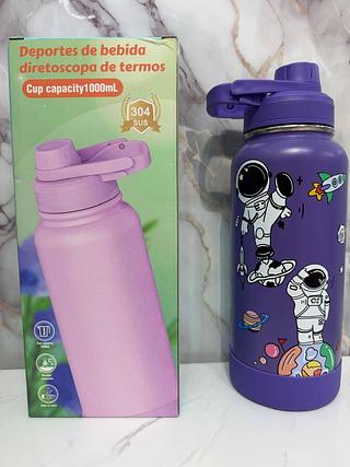 GARRAFA TERMICA SUPER CHAMOSA TEMA ESPAÇO 1000ML,PLANETAS,FOGUETES ELA ENCANTA E ESTIMULA A IMAGINAÇAO